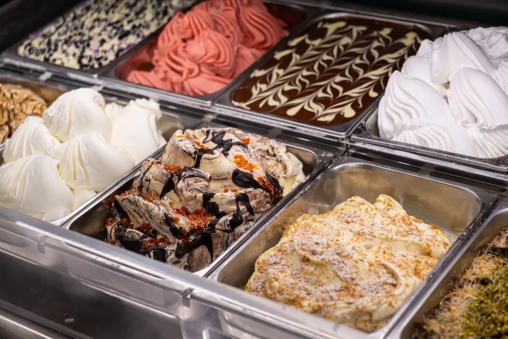 tace z różnymi smakami włoskich lodów gelato